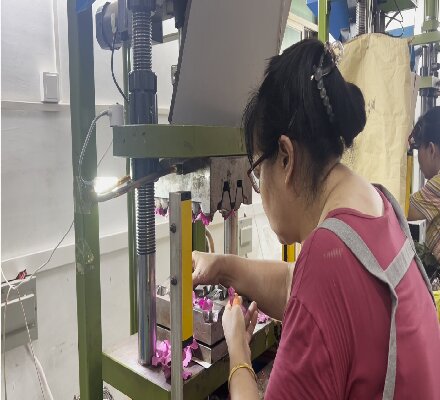 Máquina de disparo de huesos en funcionamiento